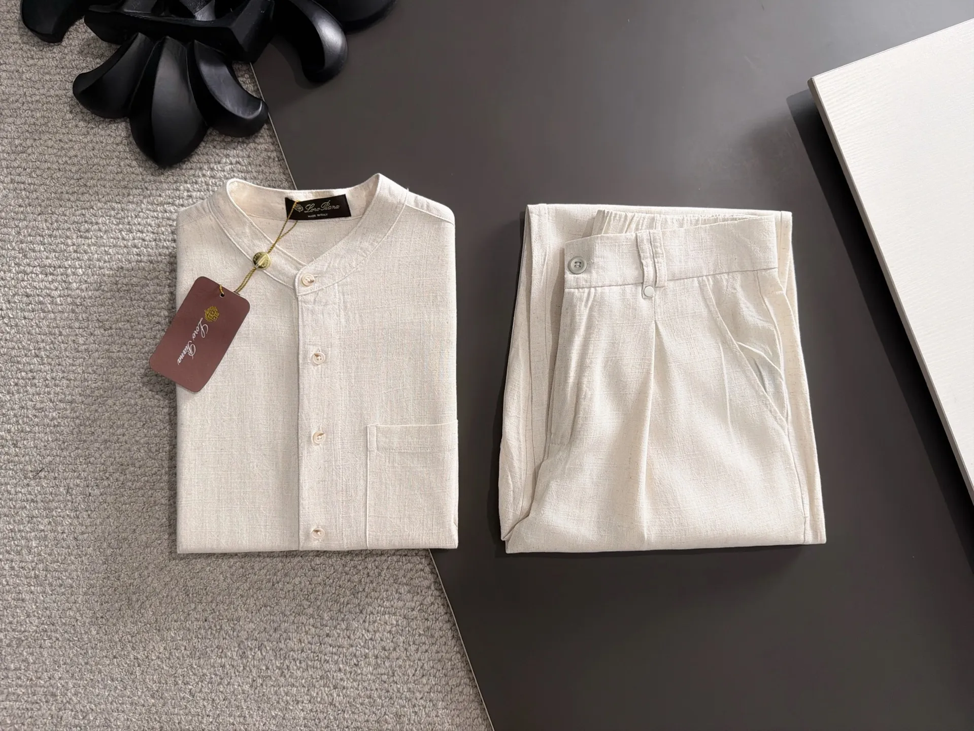Next day shipment LP high quality Loro Piana 26ss autumn and winter New Arrival linen shirt set Made of one-on-one combed cotton yarn knitted linen fabrics, no pressure in and out of the counter Exclusive control of raw materials It feels substantial when weighed, and the upper body is more textured than ordinary T-shirts. This texture can cope with the weather easily and is suitable for both hot and cold! Loose fit design, looks noble. The only correct version is available Size: M to XXXL